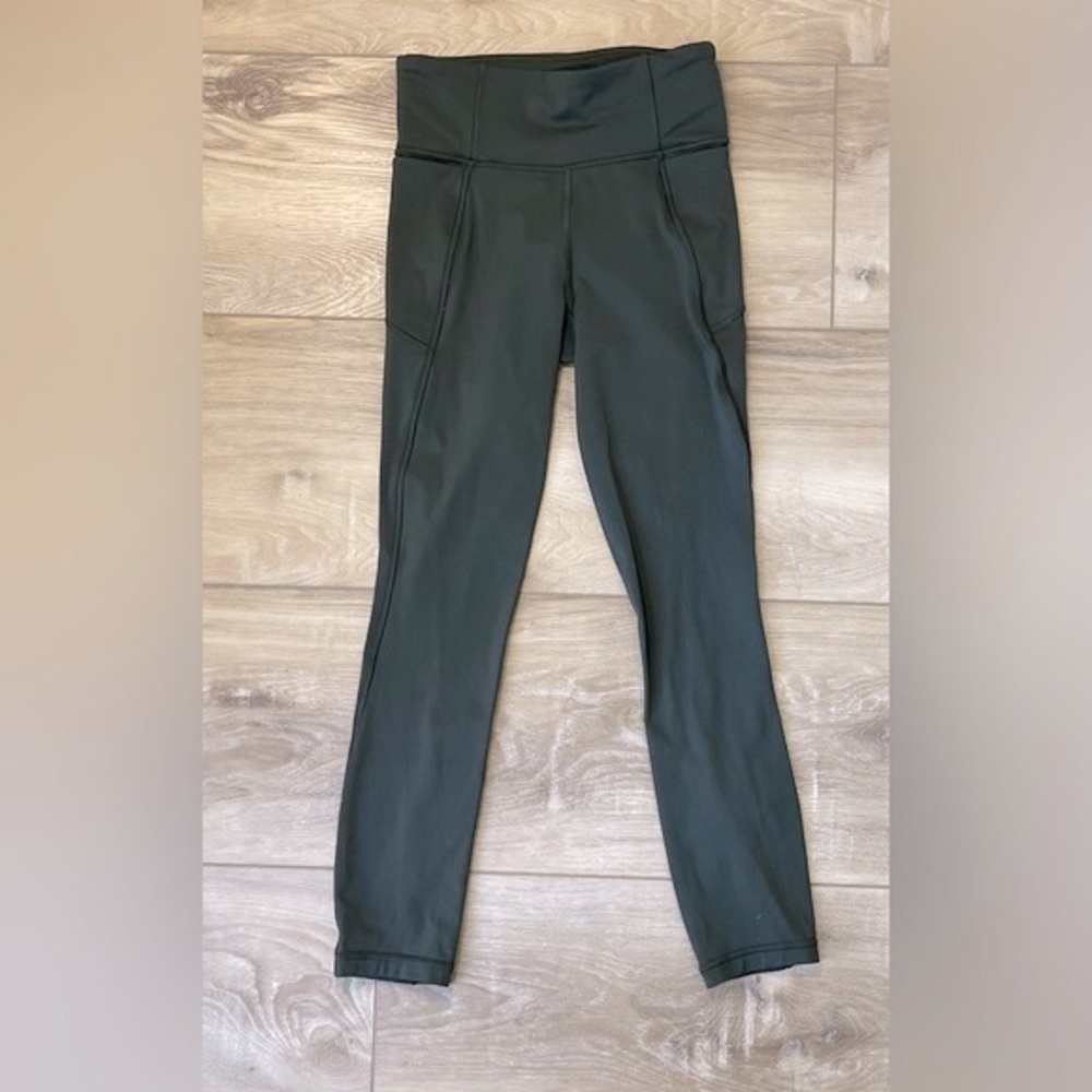 EUC LULULEMON CROPPED LEGGINGS